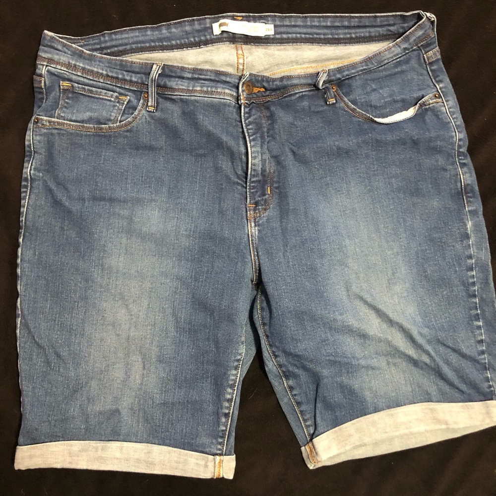 Levi’s Perfectly Shaping Bermuda Shorts